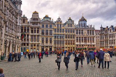 Brussels, Belçika - 19 Kasım 2016: İnsanlar Brüksel Grand Place (Grote Markt) kare ziyaret edin. Brüksel Belçika başkenti şehir olduğunu. 1.8 milyon insan onun metro bölgesinde yaşayan.