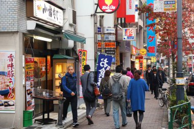 TOKYO, Japonya - 1 Aralık 2016: Tokyo, Japonya 'nın Roppongi ilçesinde insanlar yürüyor. Tokyo Japonya 'nın başkentidir. Metro bölgesinde 37,8 milyon insan yaşıyor..