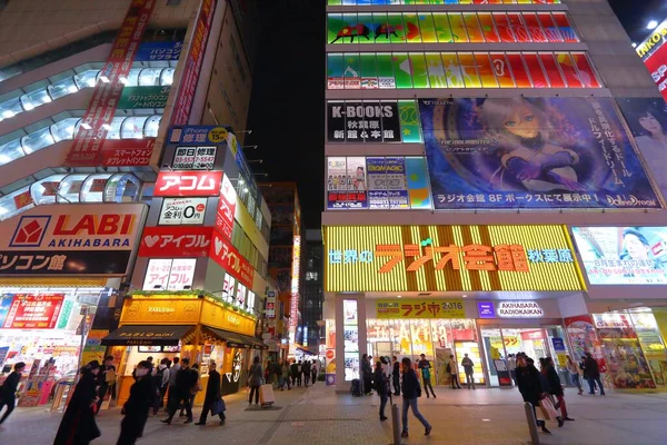 東京都 2016年12月1日 夜になると東京都秋葉原を訪れる人がいます 秋葉原地区は電気街として知られ 電気店やオタク文化で有名です — ストック写真