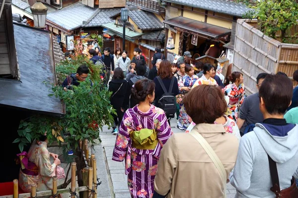 2016年11月26日 伝統的な着物姿の女性が京都の東山旧市街を訪れる 京都には17のユネスコ世界遺産がある — ストック写真