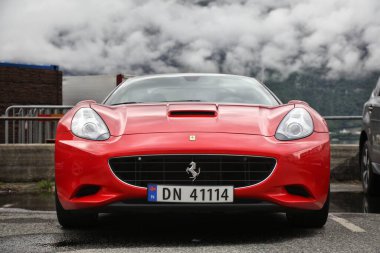 ULLENSVANG, NORway - 30 Temmuz 2020: Ferrari California, Norveç 'te park edilmiş kırmızı Grand Tour arabası. Norveç 'te kayıtlı 2.8 milyon araç bulunmaktadır (2019).