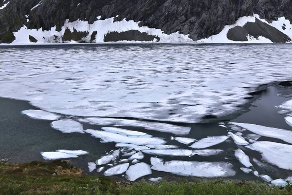 Neve Gelo Verão Noruega Lago Djupvatnet Perto Geiranger — Fotografia de Stock