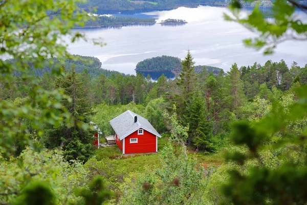 挪威Sunnmore地区的风景 从Skodje市Nihusen山观看 红色度假舱 Hytte — 图库照片