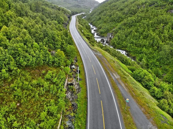 ノルウェーの道路ドローンビュー ヨーロッパルートE134 ハウケリ山脈の山道 — ストック写真