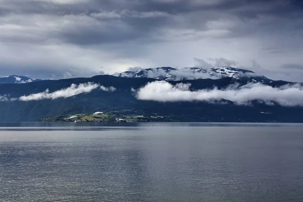 Noruega Fiordo Paisaje Sognefjord Con Nubes Bajas Cerca Vangsnes — Foto de Stock