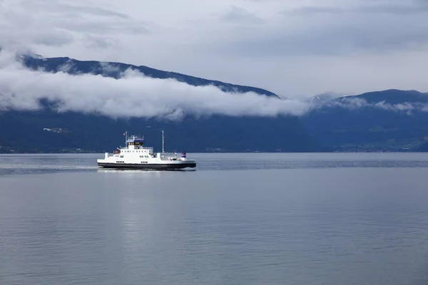 ノルウェーのフェリーが渡ります ソグネフィヨルド地域全体の旅客および自動車フェリー船 — ストック写真