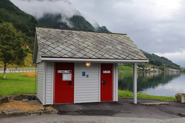 ノルウェーのウルレンスバンの休憩所の観光公衆トイレ — ストック写真