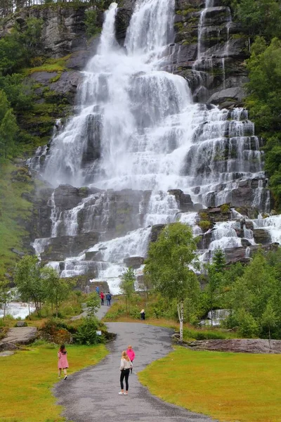Skulestadmo Noruega Julho 2020 Pessoas Visitam Cachoeira Tvindefossen Skulestadmo Noruega — Fotografia de Stock