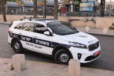 JERUSALEM, ISRAEL - 29 Ekim 2022 Kia Sorento SUV polis arabası Kudüs, İsrail. İsrail Polisi, İsrail 'in sivil polis gücü..