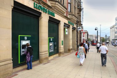 SHEFFIELD, İngiltere - 10 Temmuz 2016: Müşteri Sheffield, Yorkshire, İngiltere 'deki Lloyds Bank şubesini ziyaret etti. Lloyds Bankacılık Grubu İngiltere 'nin en büyük finans şirketlerinden biri..