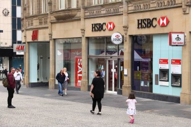 SHEFFIELD, İngiltere - 10 Temmuz 2016: İnsanlar Sheffield, Yorkshire, İngiltere 'deki HSBC Bank şubesinin yanından geçiyor. HSBC Avrupa 'daki en büyük banka gruplarından biridir..