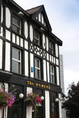 Sheffield, İngiltere - 10 Temmuz 2016: The Howard pub Tudor stili cepheli Sheffield, Yorkshire, İngiltere'de. Sheffield 6 İngiltere'de 529,541 nüfusa sahip şehridir.
