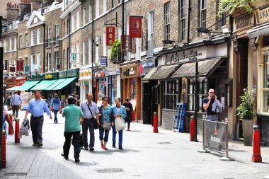 Londra, İngiltere - 6 Temmuz 2016: İnsanlar Chinatown Londra bölge, İngiltere'de ziyaret edin. İngiltere'de 433,000 İngiliz Çin halkının bir azınlık.