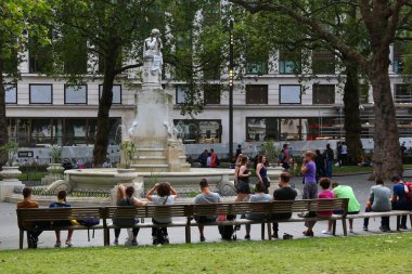 Londra, İngiltere - 6 Temmuz 2016: İnsanlar Leicester Square Londra, İngiltere'de ziyaret edin. Londra metro, bölgede yaşayan 13 milyon kişi ile İngiltere'de en kalabalık kentidir.