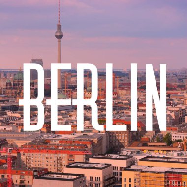 Berlin, Almanya. Şehir ismi fotoğraf kartpostalı. Seyahat hedef metin kartı.