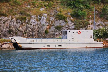 Hırvatistan 'ın Adriyatik Denizi kıyısında demirlemiş küçük bir kargo gemisi.