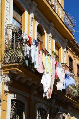 Havana şehri, Küba. Eski konut binası ve kuru çamaşır..