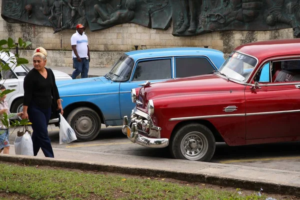 Holguin Cuba February 2011 People Walk Chevrolet Classic Oldtimer Car — Stock Photo, Image