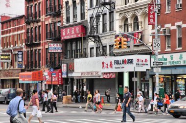 NEW YORK, ABD - 1 Temmuz 2013: İnsanlar New York 'taki Çin Mahallesi' ni ziyaret ediyor. NYC Çin Mahallesi 100.000 kişilik bir nüfusa sahiptir ve Asya 'nın dışındaki en eski Çin Mahallesi' nden biridir..