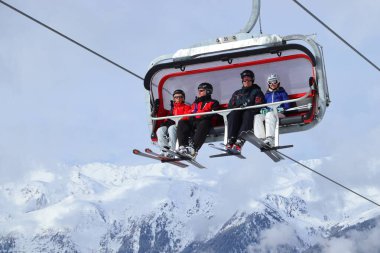ZELL AM ZILLER, AUSTRIA - 14 Mart 2019 İnsanlar Avusturya 'nın Tyrol bölgesindeki Zell Am Ziller kayak merkezini ziyaret ediyor. Merkez, Orta Doğu Alpleri 'nin Zillertal Vadisi' nde yer almaktadır (Zentralalpen).
