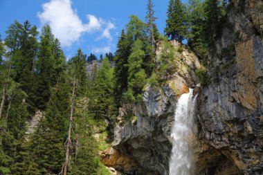Johannes Waterfall (Johanneswasserfall) Obertauern 'de. Şelalenin altında turistik patika var. Avusturya 'daki Tauern dağlarının doğal simgesi..