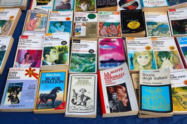 Altamura, İtalya - 4 Haziran 2017: Eski bir kitapçı Altamura, İtalya 'da bir bit pazarında.