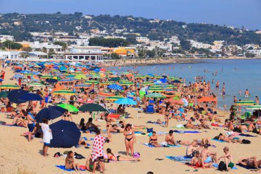 : Salento, İtalya - 2 Haziran 2017: İnsanlar Maldivler di Pescoluse plaj: Salento Yarımadası, İtalya ziyaret edin. 50.7 milyon yıllık ziyaretçi ile İtalya en çok ziyaret edilen ülkelerden biridir.