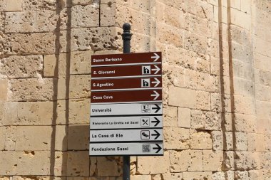 Matera, İtalya - 4 Haziran 2017: Matera, İtalya'da tarihi yön işaretleri. Eski Kent, Unesco Dünya Mirası Listesi'nde.