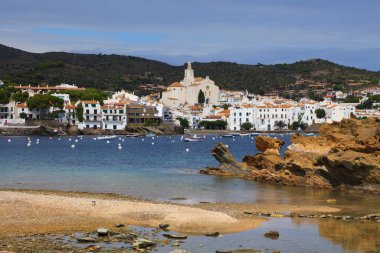 İspanya 'da kadavra balıkçılık limanı. İspanya 'nın Katalonya' nın Alt Emporda ilçesine bağlı beyaz bir kasaba.