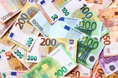 Avro parası arka planda. Avrupa kağıt para dokusu 50, 100 ve 200 avroluk banknotlar.