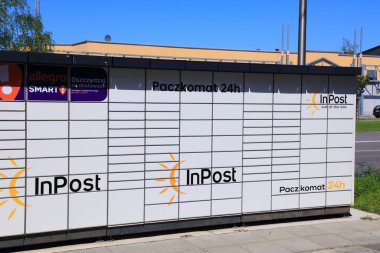 KEDZIERZYN-KOZLE, POLAND - 11 Mayıs 2021: Polonya 'daki paket dolap makinesi Paczkomat. Paczkomat makineleri Polonya 'daki InPost şirketi tarafından popülerleştirildi..