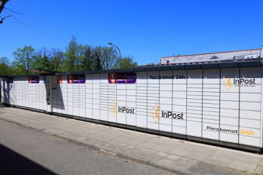 KEDZIERZYN-KOZLE, POLAND - 11 Mayıs 2021: Polonya 'daki paket dolap makinesi Paczkomat. Paczkomat makineleri Polonya 'daki InPost şirketi tarafından popülerleştirildi..