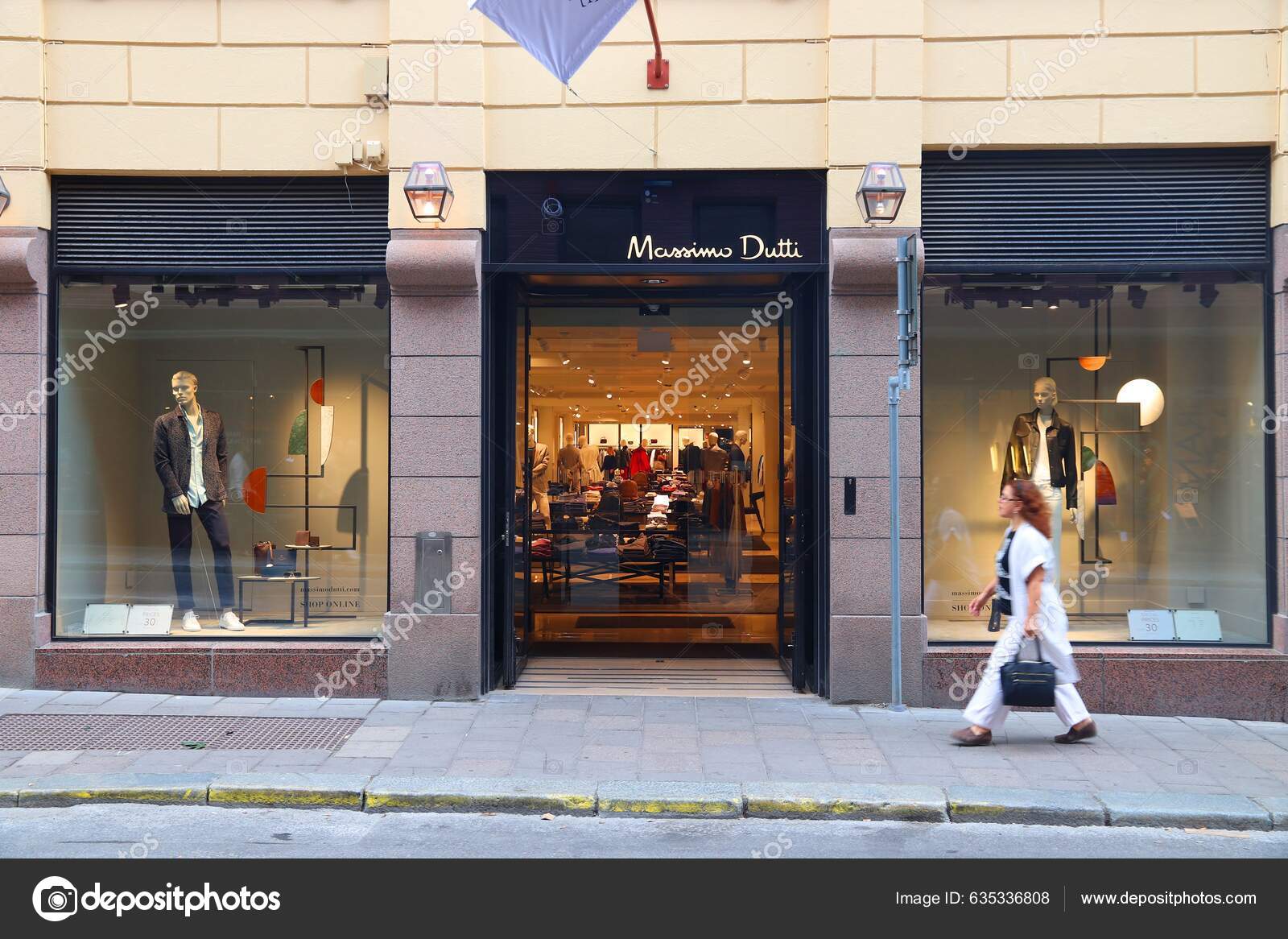 Stockholm Sweden August 2018 Massimo Dutti Luxury Fashion Store Birger –  Redaktionell stockfoto © tupungato #635336808