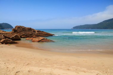 Brezilya - Costa Verde (yeşil sahil) Trindade Paraty yakınındaki plaj. Rio de Janeiro devlet. Mata Atlantica rainforest hills ile göster.