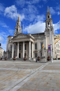 Leeds, İngiltere - 12 Temmuz 2016: Leeds, İngiltere'de Civic Hall tarafından insanlar yürümek. Leeds kent içi 1,78 milyon nüfusa sahip.