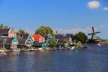 Zaandijk, Hollanda. Zaan nehri ile Hollanda 'nın tuhaf manzarası.