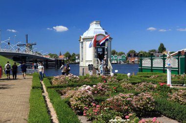 ZAANSE SCHANS, NETHERLANDS - 9 Temmuz 2017 'de insanlar Zaanse Schans' ı ziyaret ederek Hollanda 'daki köyü restore ettiler. Popüler turizm merkezi 2014 yılında 1,6 milyon ziyaretçiye sahipti..