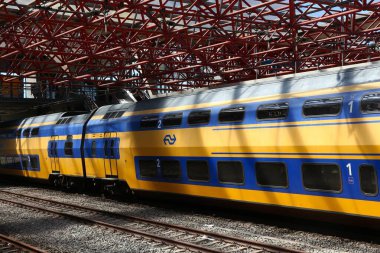 Zaandam, Hollanda - 9 Temmuz 2017: Zaandam Nederlandse Spoorwegen (Ns) tren. NS ise 4.800 yerli tren günlük işletme asıl Hollanda genel demiryolu şirketi.