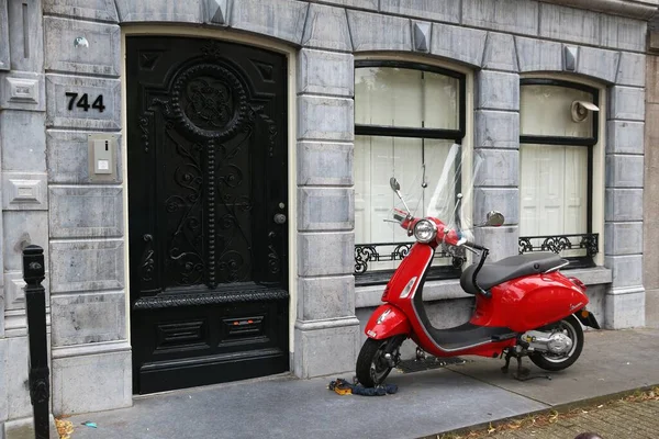 阿姆斯特丹 2017 红色比亚乔 Vespa 摩托车停放在阿姆斯特丹 大黄蜂类近年来恢复了其受欢迎程度 — 图库照片