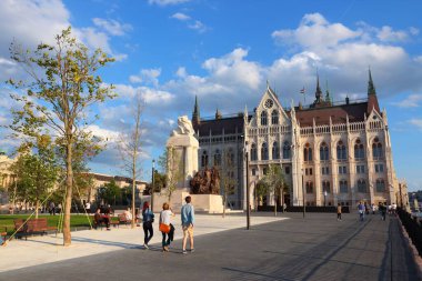 Budapeşte, Macaristan - 21 Haziran 2014: İnsanlar Budapeşte Meclis'te ziyaret edin. Macaristan ve 9 AB (3.3 milyon kişi büyük şehridir).