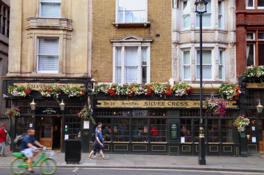 Londra, İngiltere - 12 Temmuz 2019 İnsanlar Londra 'da Silver Cross Pub' ın önünden geçiyor. Tipik bir Londra barı. Londra 'da 7000' den fazla bar var..