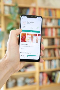 WARsaw, POLAND - 29 Ocak 2021: Kullanıcı, Android OS, Xiaomi akıllı telefonuna Etsy el sanatları mobil uygulamasını yüklüyor. Etsy, el yapımı ürünlere ve el işi malzemelerine odaklanan bir pazar yeri..
