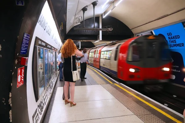 Londen Juli 2019 Passagiers Het Londense Metrostation Charing Cross London — Stockfoto