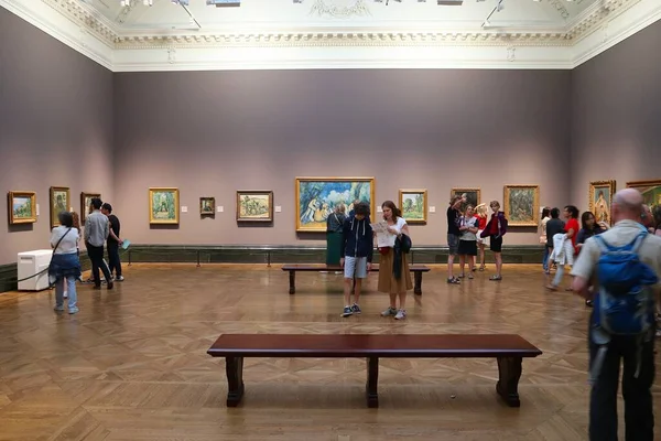 Londres Reino Unido Julho 2019 Turistas Admiram Pinturas Impressionistas National — Fotografia de Stock