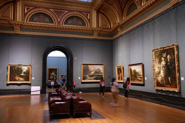 London Wielka Brytania Lipiec 2019 Turyści Podziwiają Obrazy National Gallery — Zdjęcie stockowe