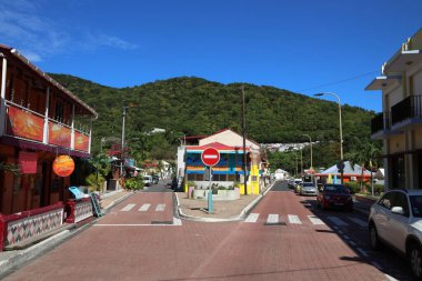 DESHAIES, GUADELOUPE - 30 Kasım 2019: Basse-Terre adasındaki Deshaies kasabasının ana cadde manzarası.
