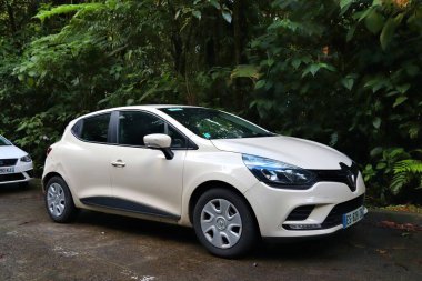 Guadeloupe, FRANCE - 3 Aralık 2019 Renault Clio Hatchback şehir arabası Guadeloupe 'da park edilmiş. Fransa 'da 32 milyondan fazla araç kayıtlı..