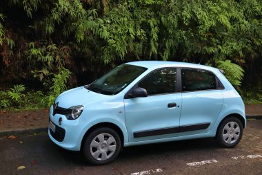 Guadeloupe, FRANCE - 3 Aralık 2019 Renault Twingo mini şehir arabası Guadeloupe 'da park edilmiş. Fransa 'da 32 milyondan fazla araç kayıtlı..