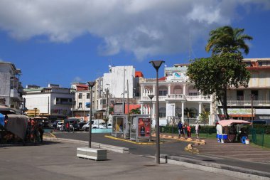 GADELOUPE, FRANCE - 6 Aralık 2019: insanlar Pointe-a-Pitre şehir merkezinde, Guadeloupe 'da yürürler. Pointe-a-Pitre Guadeloupe 'un en büyük şehridir..