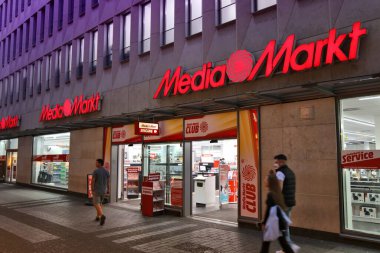 COLOGNE, ALMANY - 21 Eylül 2020: Köln, Almanya 'daki MediaMarkt mağazasının önünden geçenler. Medya Markt Avrupa 'daki en büyük tüketici elektroniği mağaza zinciri..